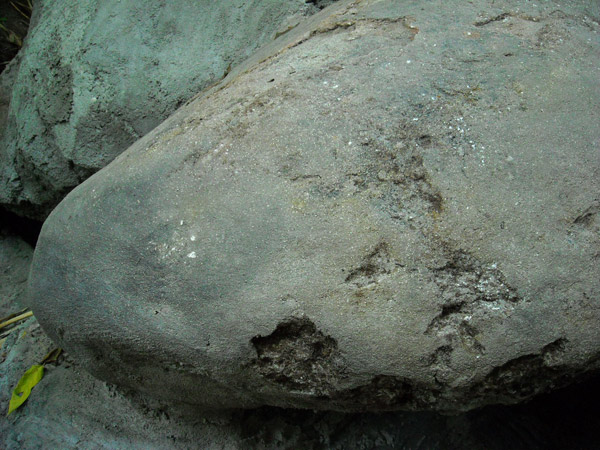 L'état de surface du dessous du faux rocher