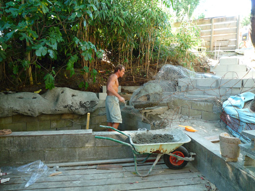 Mise en place des fers à béton 8mm et 6 mm des rochers de la cascade